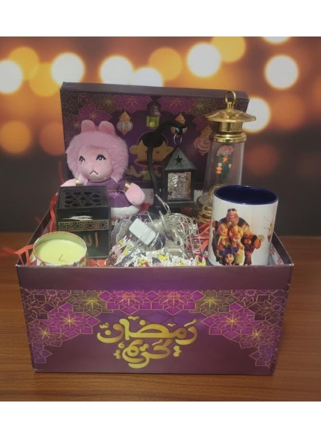 بوكس رمضان +8 هدايا ( فانوس فنانيس + عليقة فانوس اسود + فانوس اسود + مبخرة كعبة + عروسة طمطم + مج كوب رمضان + سريا ليد فنانيس 2 متر + شمعة معطرة فواحة ) - Image 1